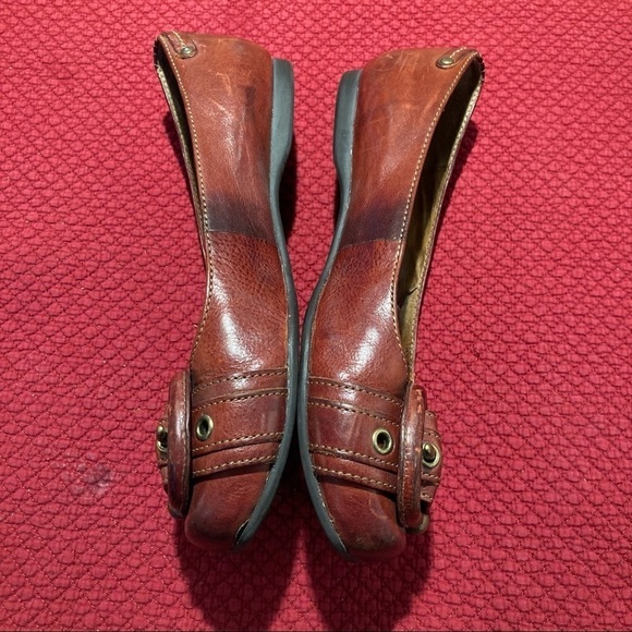 FRYE Sz 8.5 Big Buckle Reddish Brown Distressed Leather Flats Shoes - Picture 3 of 9